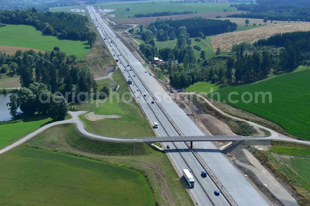 Görkwitz from the bird's eye view: Buildings and route of the motorway A9 motorway with four lanes now. Currently, reconstruction, expansion and new construction work is underway for the six-lane expansion of Highway 9 between Triptis and Schleiz by Wayss & Freytag Ingenieurbau and EUROVIA VINCI in Thuringia