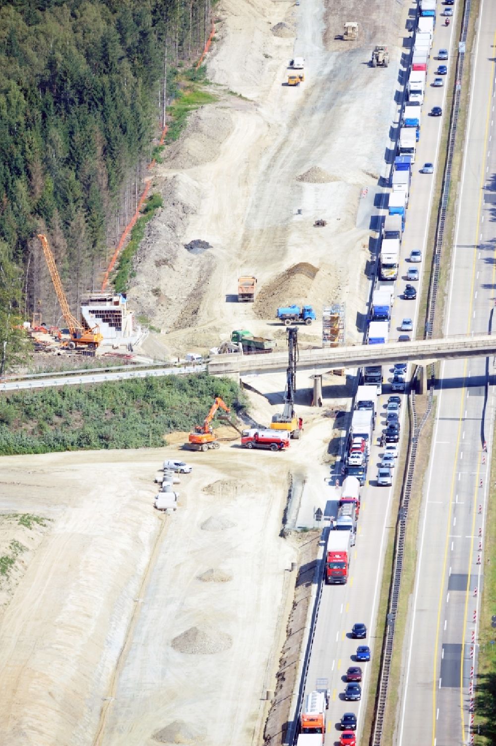 Aerial photograph Köthnitz - Buildings and route of the motorway A9 motorway with four lanes now. Currently, reconstruction, expansion and new construction work is underway for the six-lane expansion of Highway 9 between Triptis and Schleiz by Wayss & Freytag Ingenieurbau and EUROVIA VINCI in Thuringia