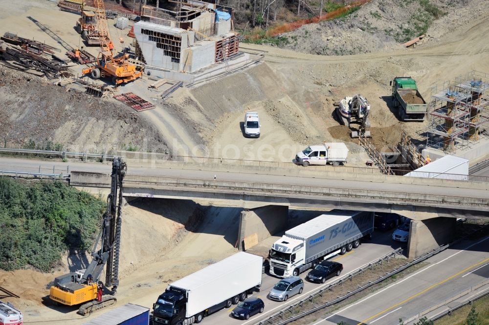 Köthnitz from the bird's eye view: Buildings and route of the motorway A9 motorway with four lanes now. Currently, reconstruction, expansion and new construction work is underway for the six-lane expansion of Highway 9 between Triptis and Schleiz by Wayss & Freytag Ingenieurbau and EUROVIA VINCI in Thuringia