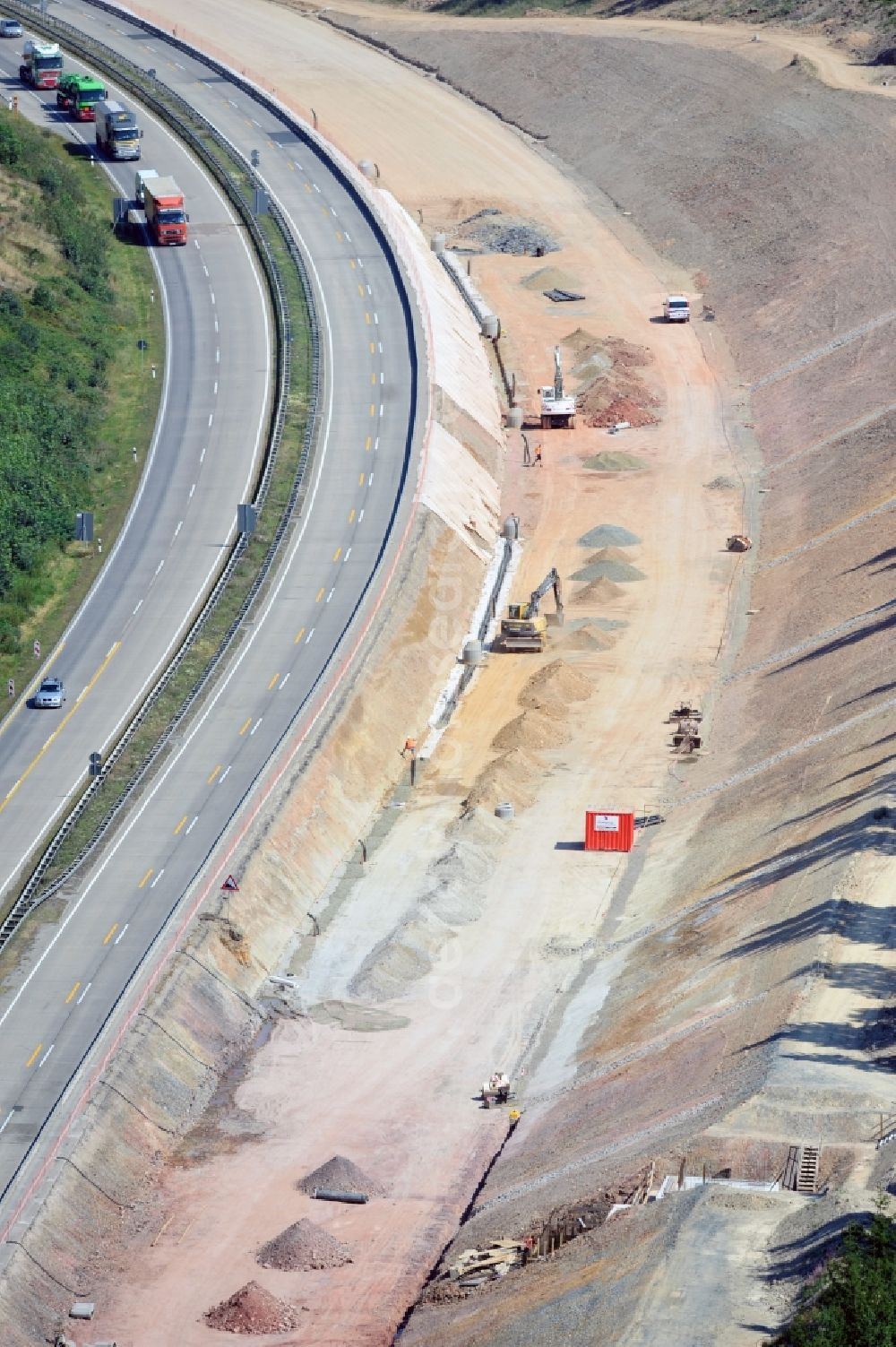 Köthnitz from the bird's eye view: Buildings and route of the motorway A9 motorway with four lanes now. Currently, reconstruction, expansion and new construction work is underway for the six-lane expansion of Highway 9 between Triptis and Schleiz by Wayss & Freytag Ingenieurbau and EUROVIA VINCI in Thuringia