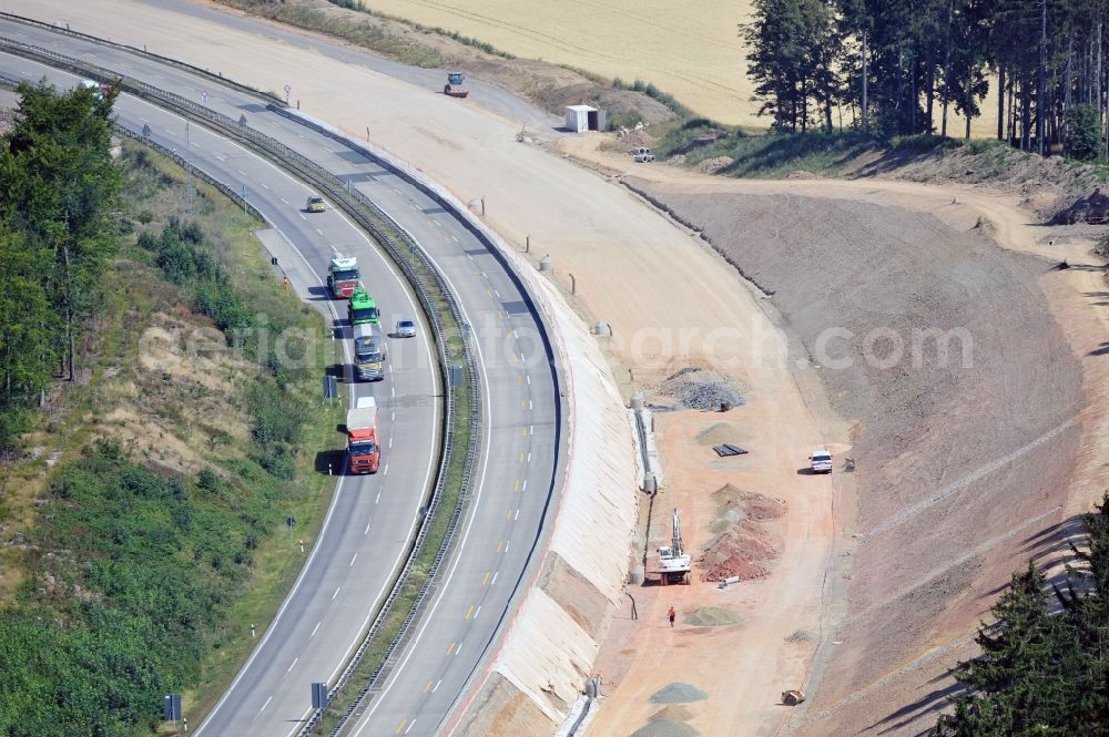 Aerial image Köthnitz - Buildings and route of the motorway A9 motorway with four lanes now. Currently, reconstruction, expansion and new construction work is underway for the six-lane expansion of Highway 9 between Triptis and Schleiz by Wayss & Freytag Ingenieurbau and EUROVIA VINCI in Thuringia