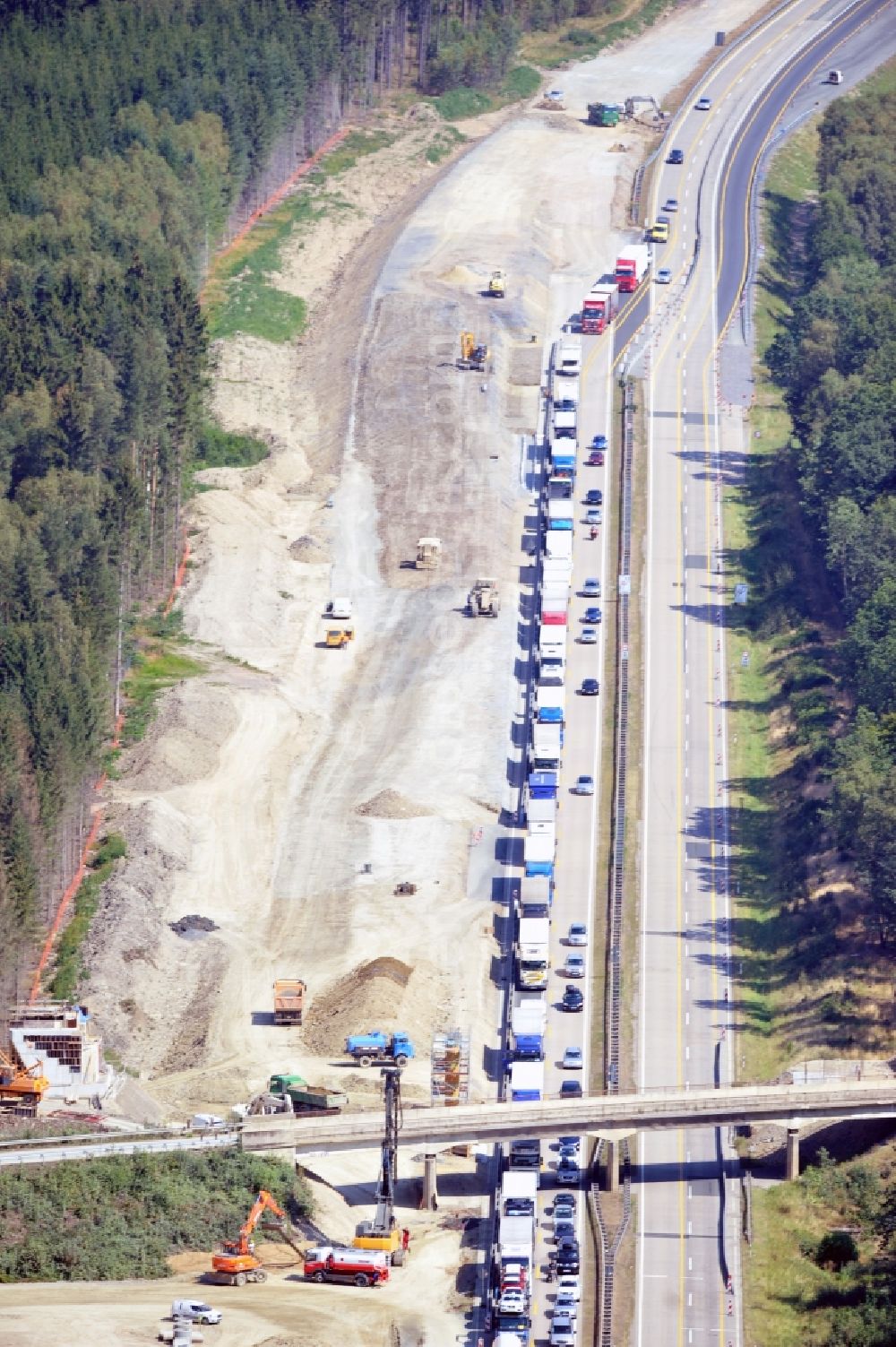 Aerial image Köthnitz - Buildings and route of the motorway A9 motorway with four lanes now. Currently, reconstruction, expansion and new construction work is underway for the six-lane expansion of Highway 9 between Triptis and Schleiz by Wayss & Freytag Ingenieurbau and EUROVIA VINCI in Thuringia