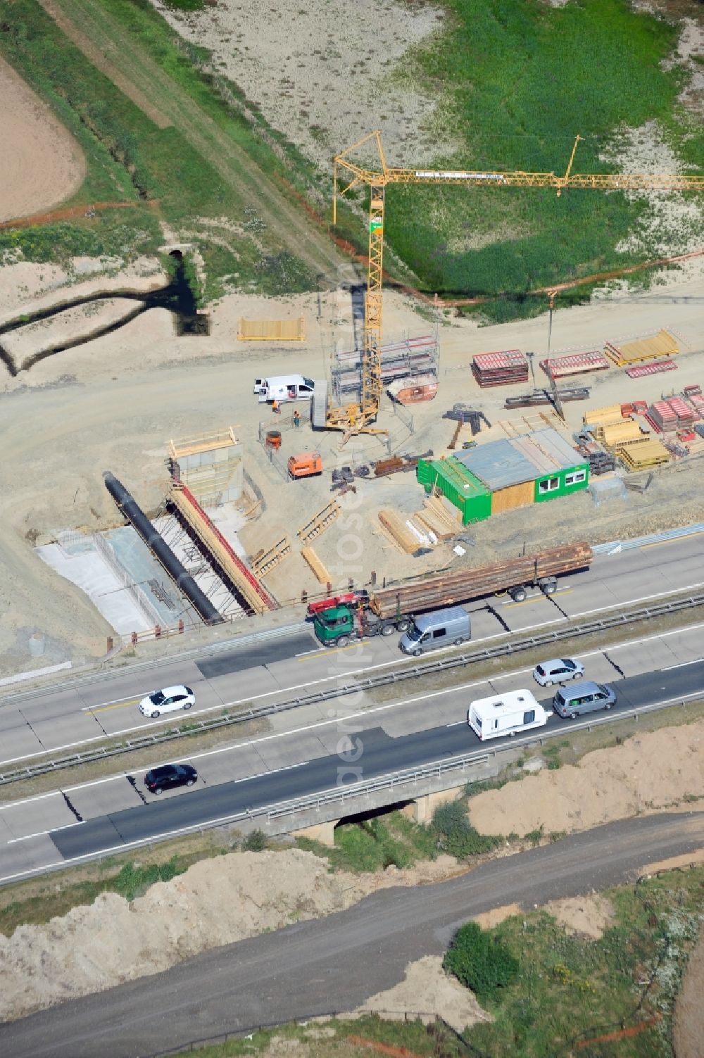 Köthnitz from the bird's eye view: Buildings and route of the motorway A9 motorway with four lanes now. Currently, reconstruction, expansion and new construction work is underway for the six-lane expansion of Highway 9 between Triptis and Schleiz by Wayss & Freytag Ingenieurbau and EUROVIA VINCI in Thuringia