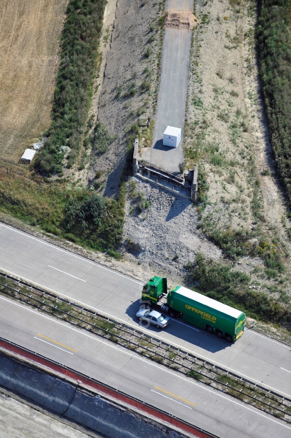 Köthnitz from above - Buildings and route of the motorway A9 motorway with four lanes now. Currently, reconstruction, expansion and new construction work is underway for the six-lane expansion of Highway 9 between Triptis and Schleiz by Wayss & Freytag Ingenieurbau and EUROVIA VINCI in Thuringia