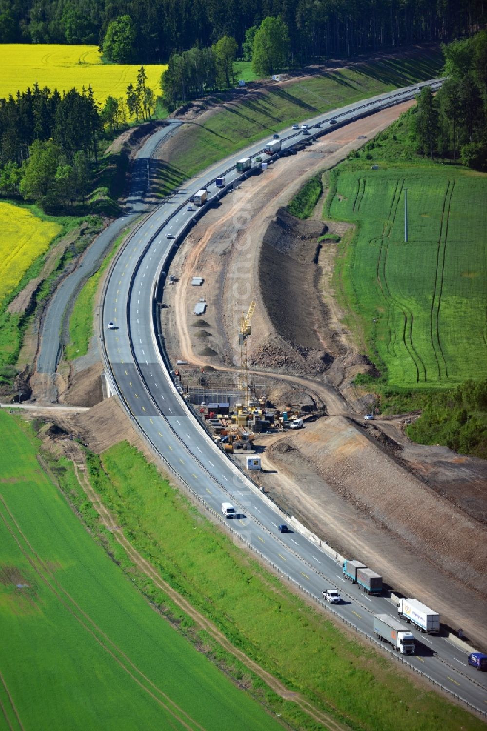 Aerial photograph Lemnitz - Buildings and route of the motorway A9 motorway with four lanes now. Currently, reconstruction, expansion and new construction work is underway for the six-lane expansion of Highway 9 between Triptis and Schleiz by Wayss & Freytag Ingenieurbau and EUROVIA VINCI in Thuringia