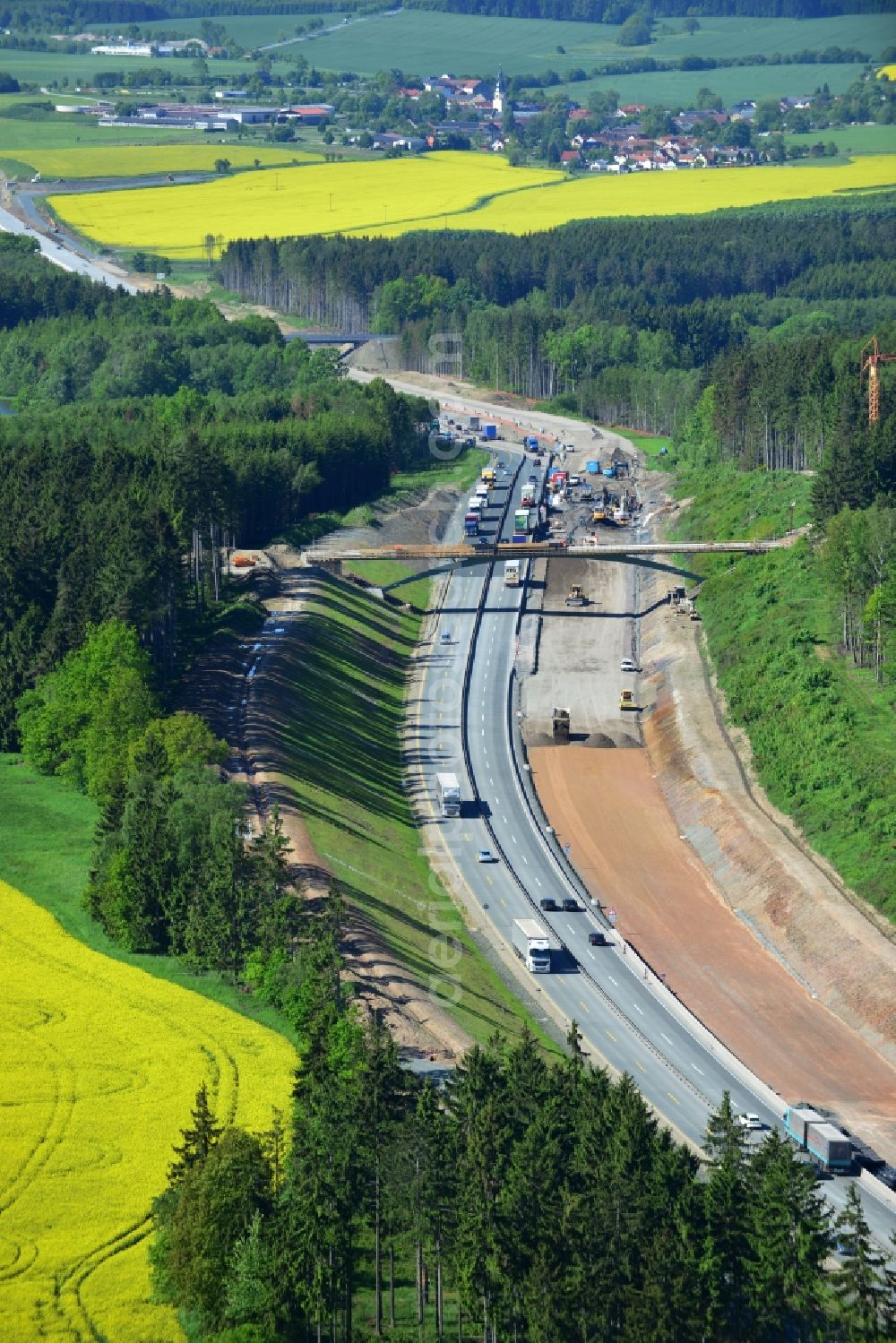 Aerial image Lemnitz - Buildings and route of the motorway A9 motorway with four lanes now. Currently, reconstruction, expansion and new construction work is underway for the six-lane expansion of Highway 9 between Triptis and Schleiz by Wayss & Freytag Ingenieurbau and EUROVIA VINCI in Thuringia