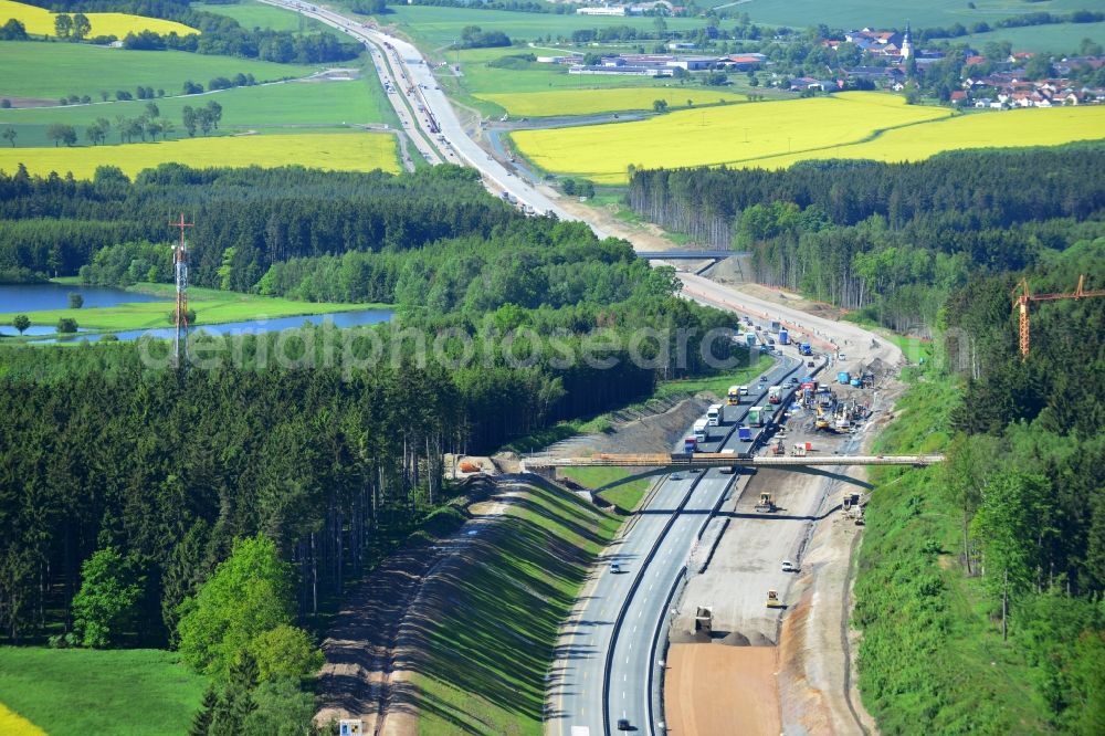 Aerial photograph Lemnitz - Buildings and route of the motorway A9 motorway with four lanes now. Currently, reconstruction, expansion and new construction work is underway for the six-lane expansion of Highway 9 between Triptis and Schleiz by Wayss & Freytag Ingenieurbau and EUROVIA VINCI in Thuringia