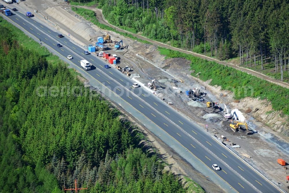 Aerial photograph Lemnitz - Buildings and route of the motorway A9 motorway with four lanes now. Currently, reconstruction, expansion and new construction work is underway for the six-lane expansion of Highway 9 between Triptis and Schleiz by Wayss & Freytag Ingenieurbau and EUROVIA VINCI in Thuringia