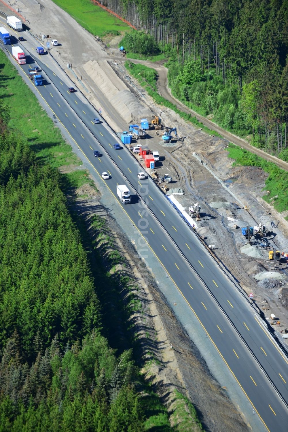 Lemnitz from above - Buildings and route of the motorway A9 motorway with four lanes now. Currently, reconstruction, expansion and new construction work is underway for the six-lane expansion of Highway 9 between Triptis and Schleiz by Wayss & Freytag Ingenieurbau and EUROVIA VINCI in Thuringia