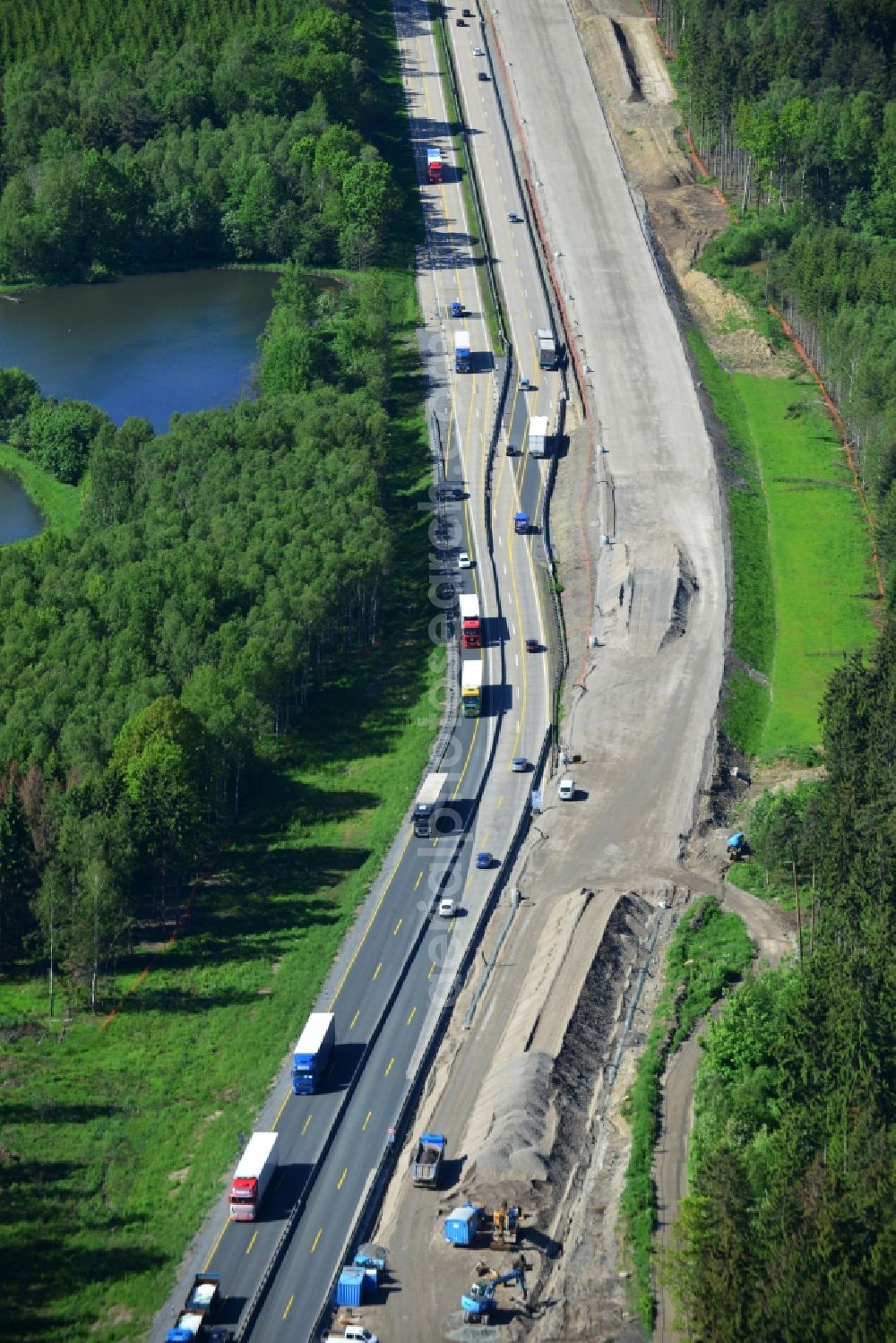 Aerial image Lemnitz - Buildings and route of the motorway A9 motorway with four lanes now. Currently, reconstruction, expansion and new construction work is underway for the six-lane expansion of Highway 9 between Triptis and Schleiz by Wayss & Freytag Ingenieurbau and EUROVIA VINCI in Thuringia