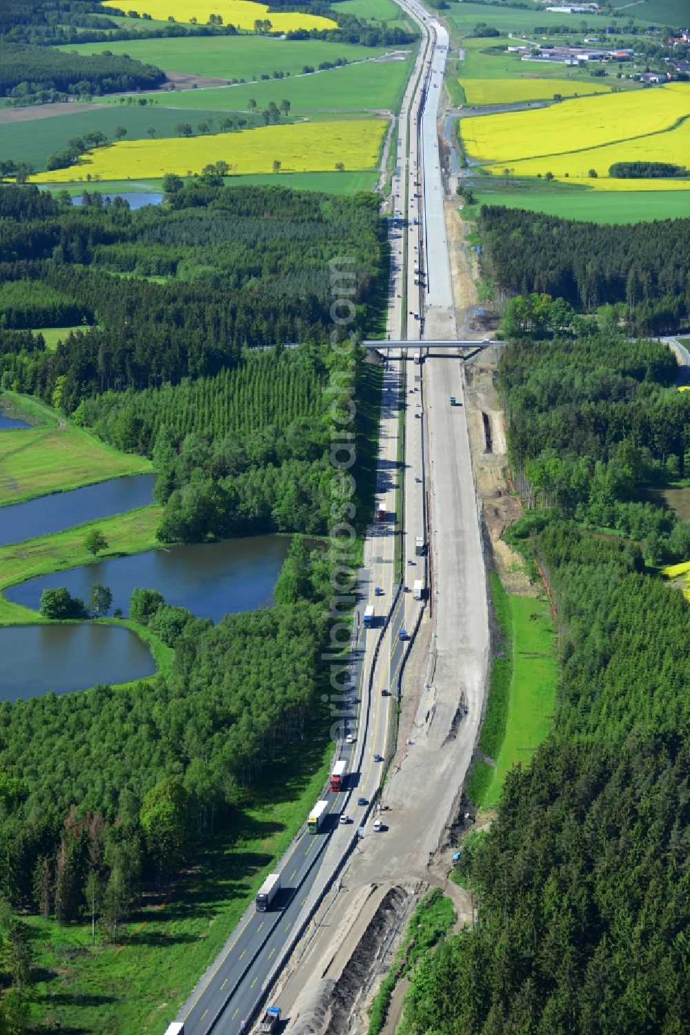 Aerial photograph Lemnitz - Buildings and route of the motorway A9 motorway with four lanes now. Currently, reconstruction, expansion and new construction work is underway for the six-lane expansion of Highway 9 between Triptis and Schleiz by Wayss & Freytag Ingenieurbau and EUROVIA VINCI in Thuringia