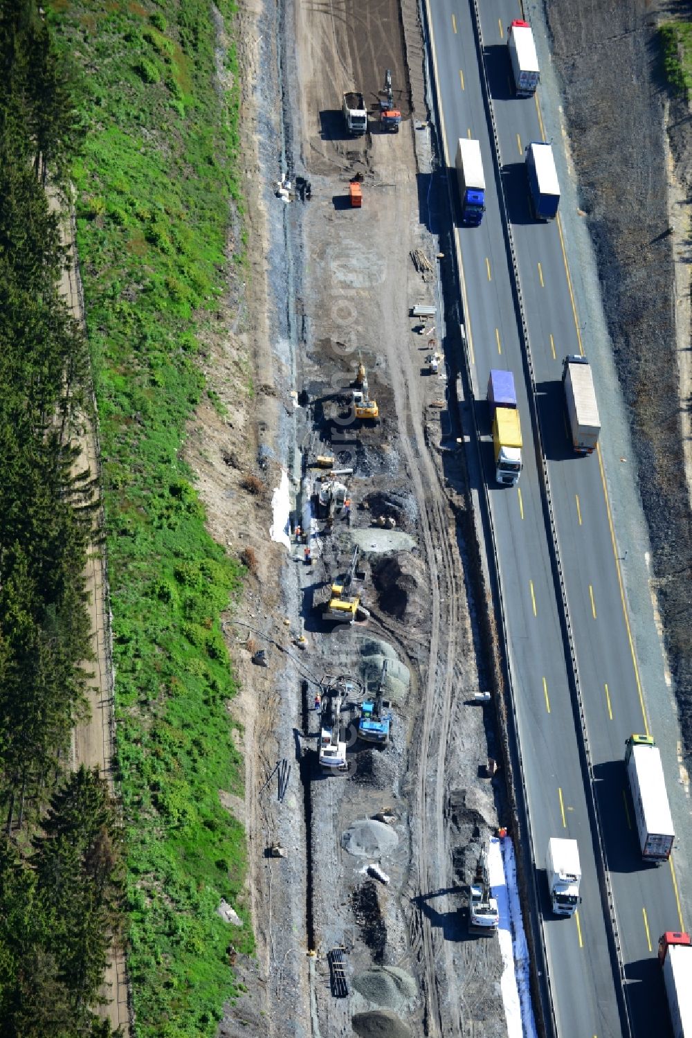 Lemnitz from the bird's eye view: Buildings and route of the motorway A9 motorway with four lanes now. Currently, reconstruction, expansion and new construction work is underway for the six-lane expansion of Highway 9 between Triptis and Schleiz by Wayss & Freytag Ingenieurbau and EUROVIA VINCI in Thuringia