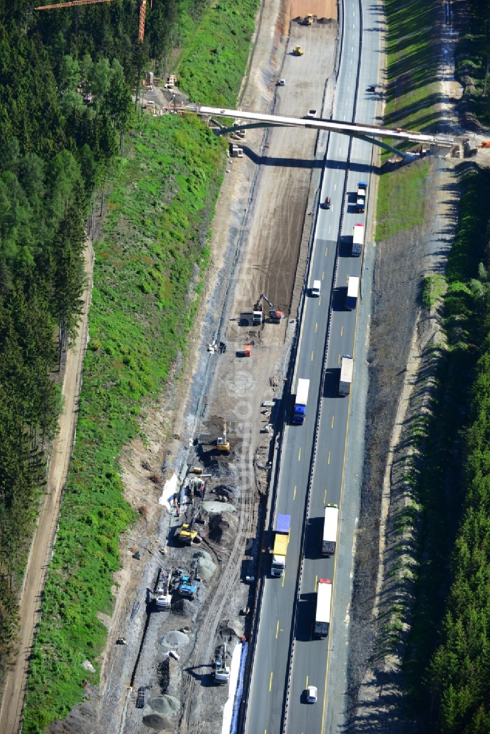 Aerial image Lemnitz - Buildings and route of the motorway A9 motorway with four lanes now. Currently, reconstruction, expansion and new construction work is underway for the six-lane expansion of Highway 9 between Triptis and Schleiz by Wayss & Freytag Ingenieurbau and EUROVIA VINCI in Thuringia