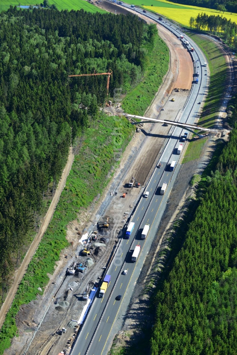 Aerial photograph Lemnitz - Buildings and route of the motorway A9 motorway with four lanes now. Currently, reconstruction, expansion and new construction work is underway for the six-lane expansion of Highway 9 between Triptis and Schleiz by Wayss & Freytag Ingenieurbau and EUROVIA VINCI in Thuringia