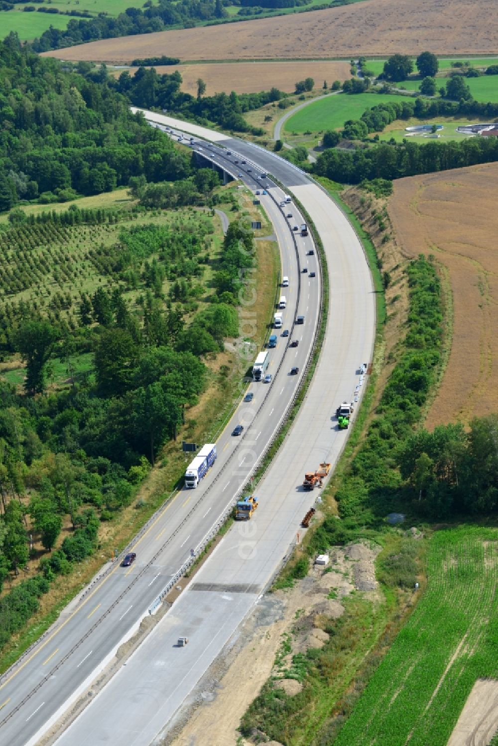 Mönchgrün from the bird's eye view: Buildings and route of the motorway A9 motorway with four lanes now. Currently, reconstruction, expansion and new construction work is underway for the six-lane expansion of Highway 9near Moenchgruen by Wayss & Freytag Ingenieurbau and EUROVIA VINCI in Thuringia