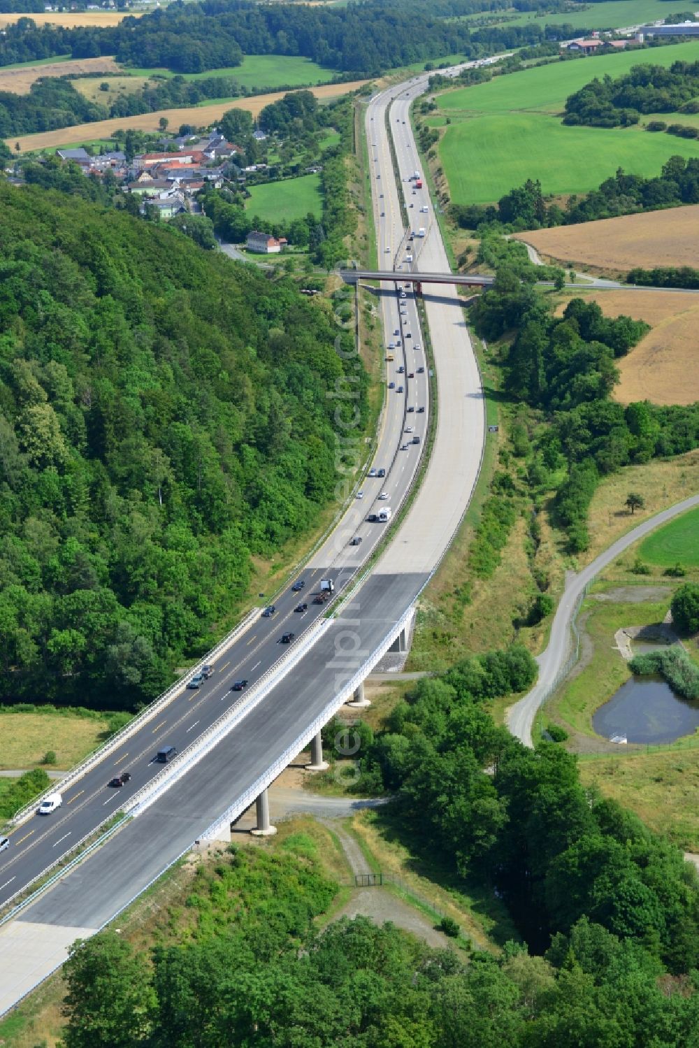 Aerial image Mönchgrün - Buildings and route of the motorway A9 motorway with four lanes now. Currently, reconstruction, expansion and new construction work is underway for the six-lane expansion of Highway 9near Moenchgruen by Wayss & Freytag Ingenieurbau and EUROVIA VINCI in Thuringia