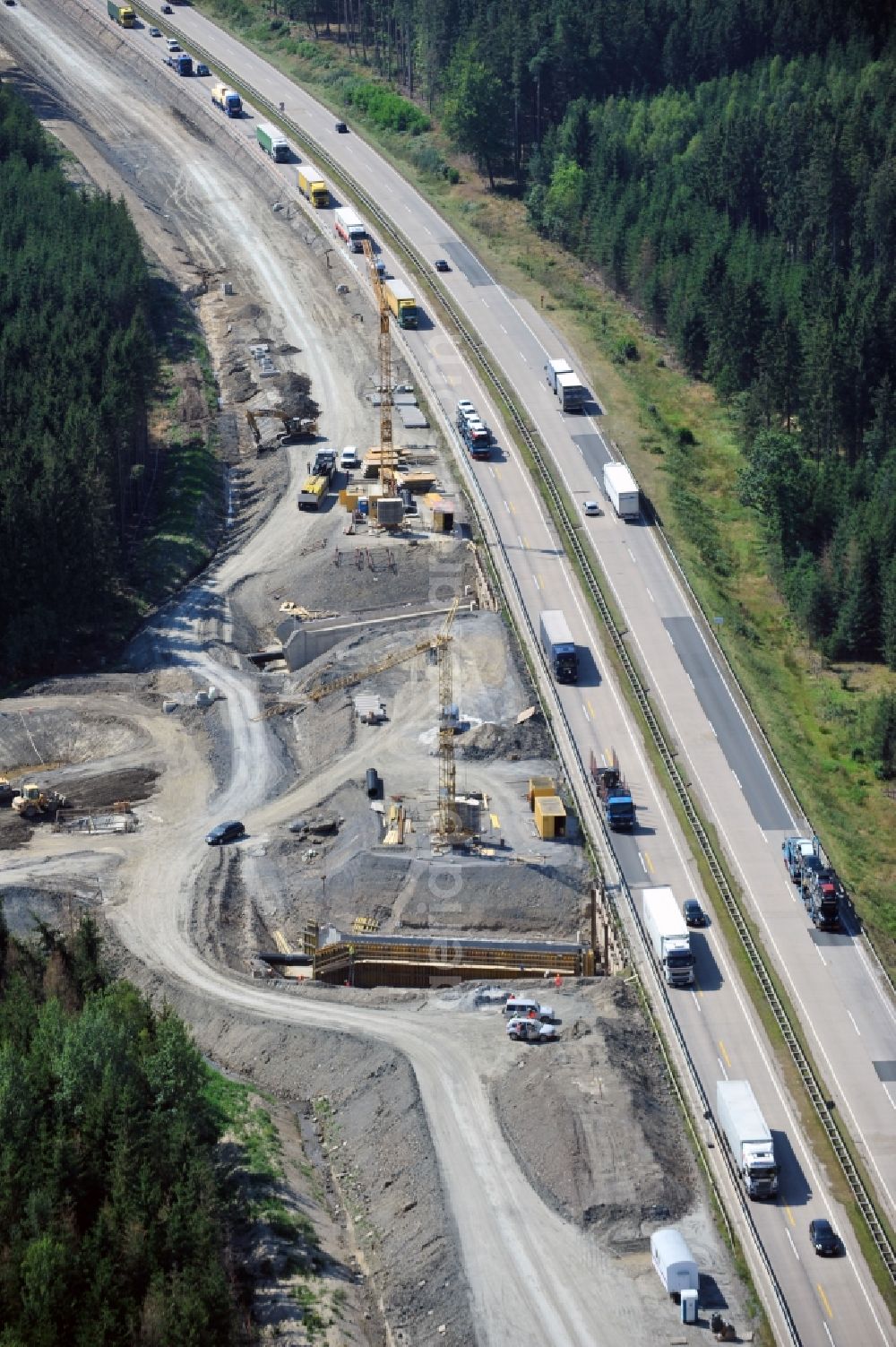 Aerial photograph Pahnstangen - Ausbau- Arbeiten und Baustellen an der Streckenführung der BAB Bundesautobahn A9 bei Pahnstangen in Thüringen. Derzeit laufen Umbau-, Erweiterungs- und Neubauarbeiten für den sechsspurigen Ausbau der Autobahn 9 zwischen Triptis und Schleiz in Thüringen durch die Arbeitsgemeinschaft ARGE Wayss