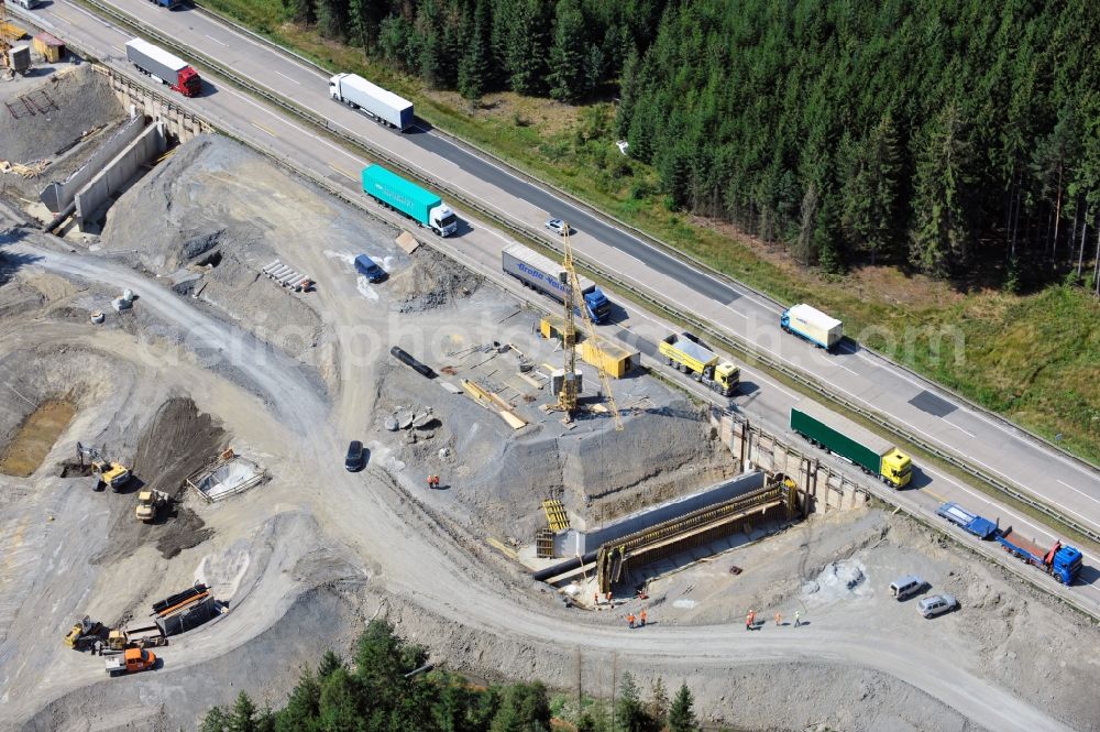 Aerial photograph Pahnstangen - Ausbau- Arbeiten und Baustellen an der Streckenführung der BAB Bundesautobahn A9 bei Pahnstangen in Thüringen. Derzeit laufen Umbau-, Erweiterungs- und Neubauarbeiten für den sechsspurigen Ausbau der Autobahn 9 zwischen Triptis und Schleiz in Thüringen durch die Arbeitsgemeinschaft ARGE Wayss