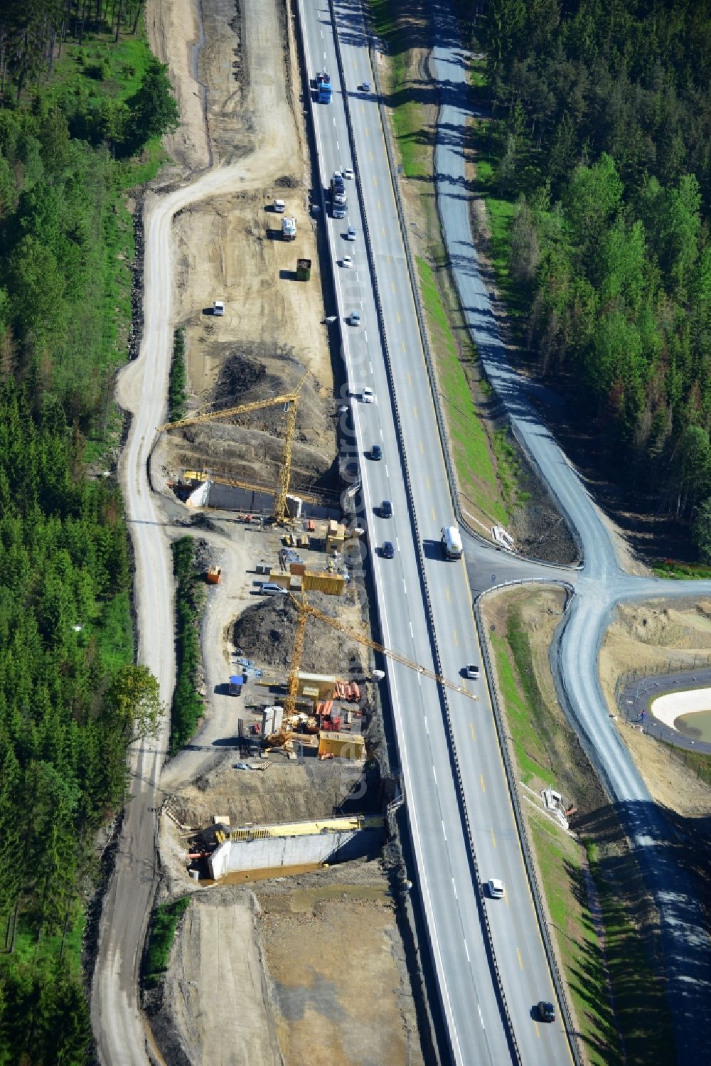 Aerial photograph Pahnstangen - Buildings and route of the motorway A9 motorway with four lanes now. Currently, reconstruction, expansion and new construction work is underway for the six-lane expansion of Highway 9 between Triptis and Schleiz by Wayss & Freytag Ingenieurbau and EUROVIA VINCI in Thuringia