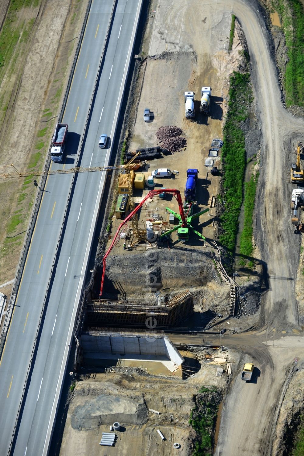 Pahnstangen from the bird's eye view: Buildings and route of the motorway A9 motorway with four lanes now. Currently, reconstruction, expansion and new construction work is underway for the six-lane expansion of Highway 9 between Triptis and Schleiz by Wayss & Freytag Ingenieurbau and EUROVIA VINCI in Thuringia