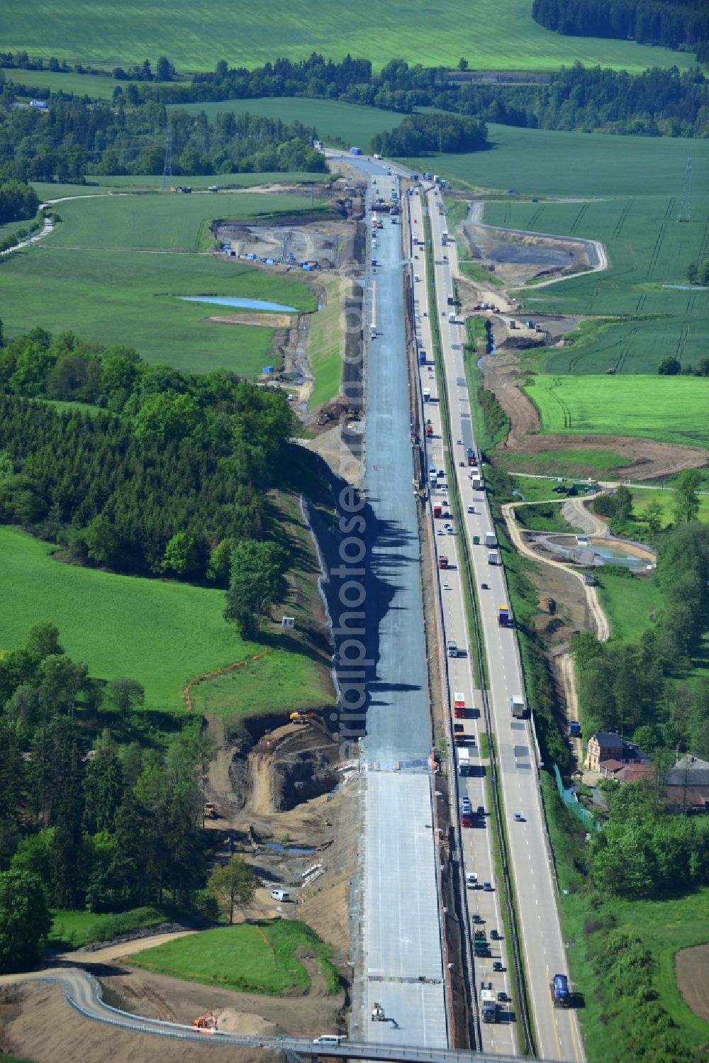 Pahnstangen from above - Buildings and route of the motorway A9 motorway with four lanes now. Currently, reconstruction, expansion and new construction work is underway for the six-lane expansion of Highway 9 between Triptis and Schleiz by Wayss & Freytag Ingenieurbau and EUROVIA VINCI in Thuringia