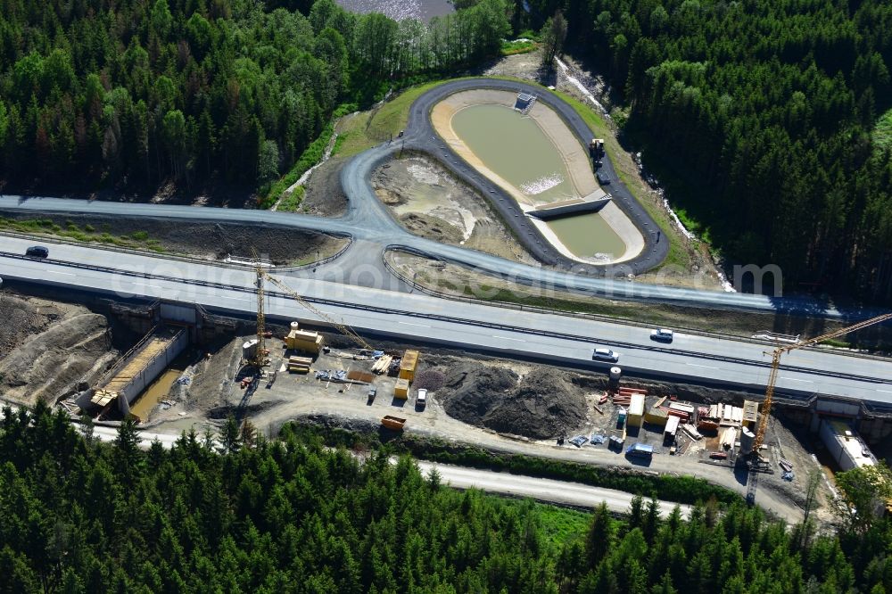 Pahnstangen from the bird's eye view: Buildings and route of the motorway A9 motorway with four lanes now. Currently, reconstruction, expansion and new construction work is underway for the six-lane expansion of Highway 9 between Triptis and Schleiz by Wayss & Freytag Ingenieurbau and EUROVIA VINCI in Thuringia