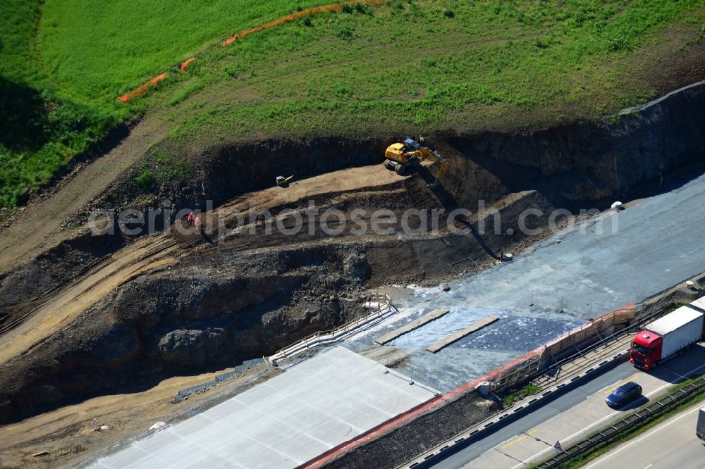 Pahnstangen from the bird's eye view: Buildings and route of the motorway A9 motorway with four lanes now. Currently, reconstruction, expansion and new construction work is underway for the six-lane expansion of Highway 9 between Triptis and Schleiz by Wayss & Freytag Ingenieurbau and EUROVIA VINCI in Thuringia