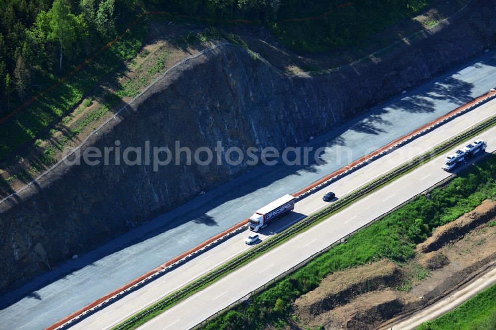 Aerial image Pahnstangen - Buildings and route of the motorway A9 motorway with four lanes now. Currently, reconstruction, expansion and new construction work is underway for the six-lane expansion of Highway 9 between Triptis and Schleiz by Wayss & Freytag Ingenieurbau and EUROVIA VINCI in Thuringia