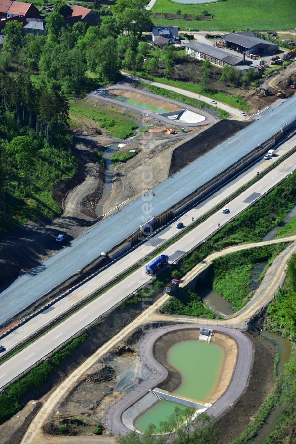 Aerial photograph Pahnstangen - Buildings and route of the motorway A9 motorway with four lanes now. Currently, reconstruction, expansion and new construction work is underway for the six-lane expansion of Highway 9 between Triptis and Schleiz by Wayss & Freytag Ingenieurbau and EUROVIA VINCI in Thuringia