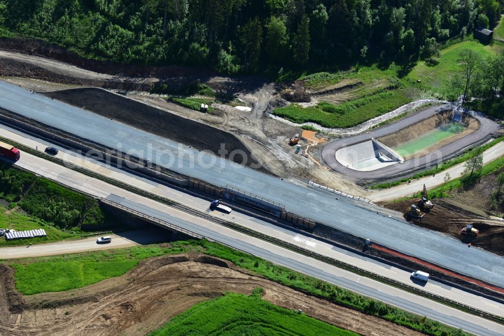 Pahnstangen from the bird's eye view: Buildings and route of the motorway A9 motorway with four lanes now. Currently, reconstruction, expansion and new construction work is underway for the six-lane expansion of Highway 9 between Triptis and Schleiz by Wayss & Freytag Ingenieurbau and EUROVIA VINCI in Thuringia