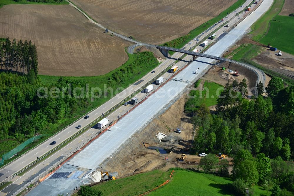 Pahnstangen from the bird's eye view: Buildings and route of the motorway A9 motorway with four lanes now. Currently, reconstruction, expansion and new construction work is underway for the six-lane expansion of Highway 9 between Triptis and Schleiz by Wayss & Freytag Ingenieurbau and EUROVIA VINCI in Thuringia