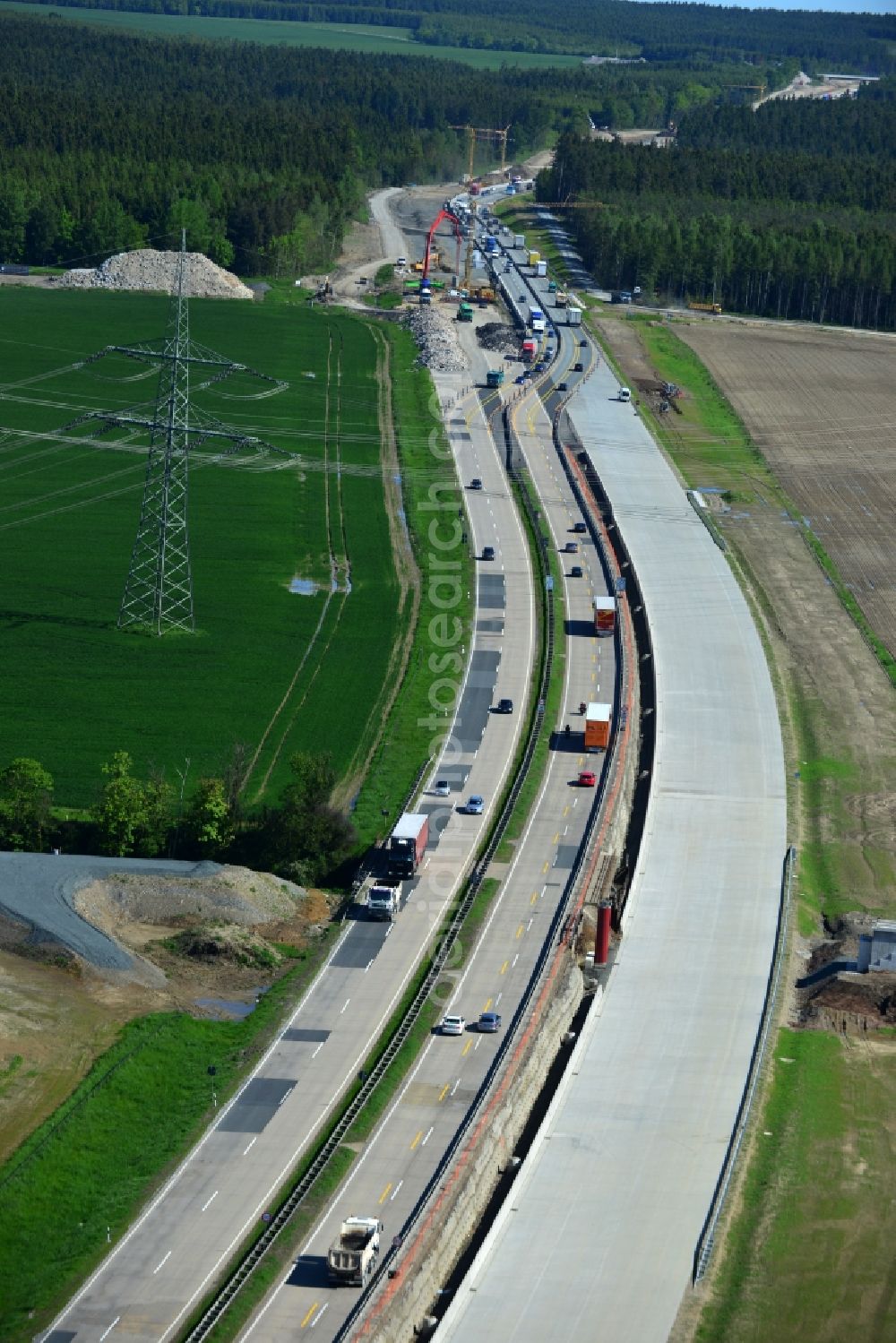 Pahnstangen from above - Buildings and route of the motorway A9 motorway with four lanes now. Currently, reconstruction, expansion and new construction work is underway for the six-lane expansion of Highway 9 between Triptis and Schleiz by Wayss & Freytag Ingenieurbau and EUROVIA VINCI in Thuringia