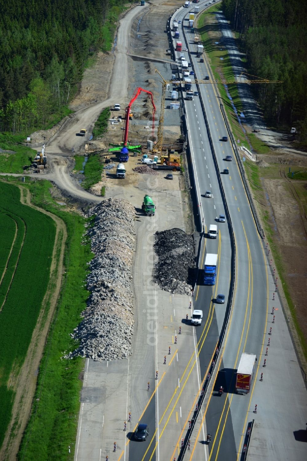 Pahnstangen from the bird's eye view: Buildings and route of the motorway A9 motorway with four lanes now. Currently, reconstruction, expansion and new construction work is underway for the six-lane expansion of Highway 9 between Triptis and Schleiz by Wayss & Freytag Ingenieurbau and EUROVIA VINCI in Thuringia