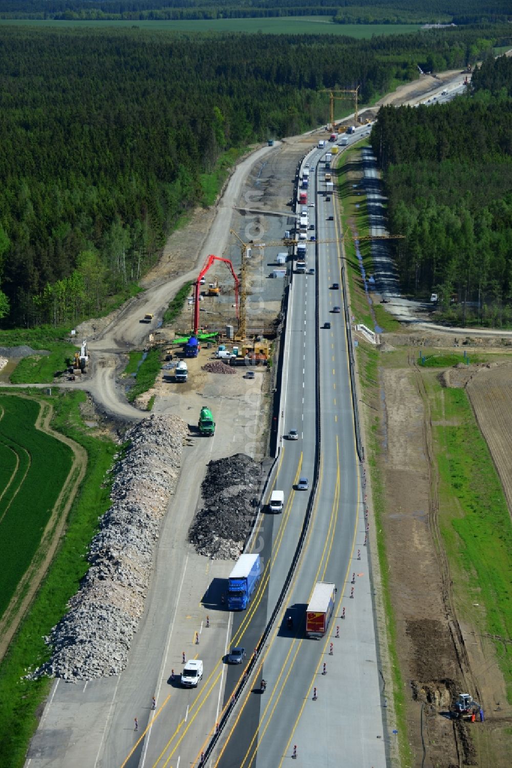 Aerial image Pahnstangen - Buildings and route of the motorway A9 motorway with four lanes now. Currently, reconstruction, expansion and new construction work is underway for the six-lane expansion of Highway 9 between Triptis and Schleiz by Wayss & Freytag Ingenieurbau and EUROVIA VINCI in Thuringia