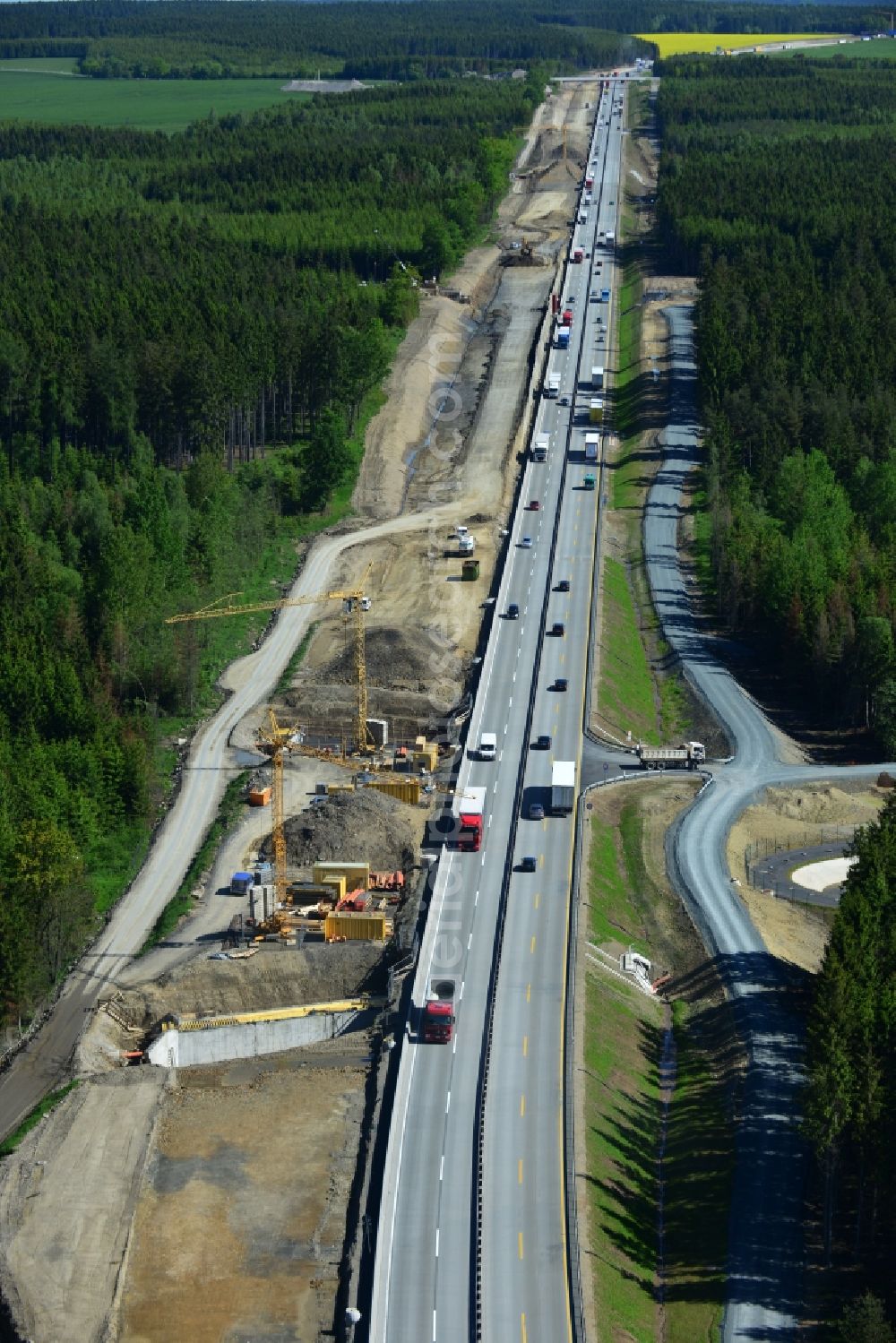 Aerial photograph Pahnstangen - Buildings and route of the motorway A9 motorway with four lanes now. Currently, reconstruction, expansion and new construction work is underway for the six-lane expansion of Highway 9 between Triptis and Schleiz by Wayss & Freytag Ingenieurbau and EUROVIA VINCI in Thuringia