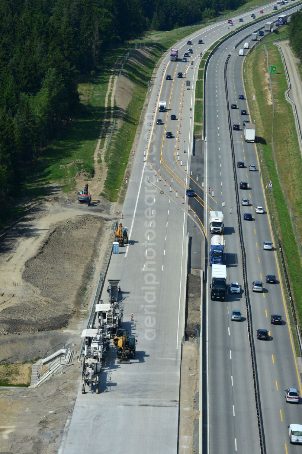 Pörmitz from above - Buildings and route of the motorway A9 motorway with four lanes now. Currently, reconstruction, expansion and new construction work is underway for the six-lane expansion of Highway 9 near Poermitz by Wayss & Freytag Ingenieurbau and EUROVIA VINCI in Thuringia