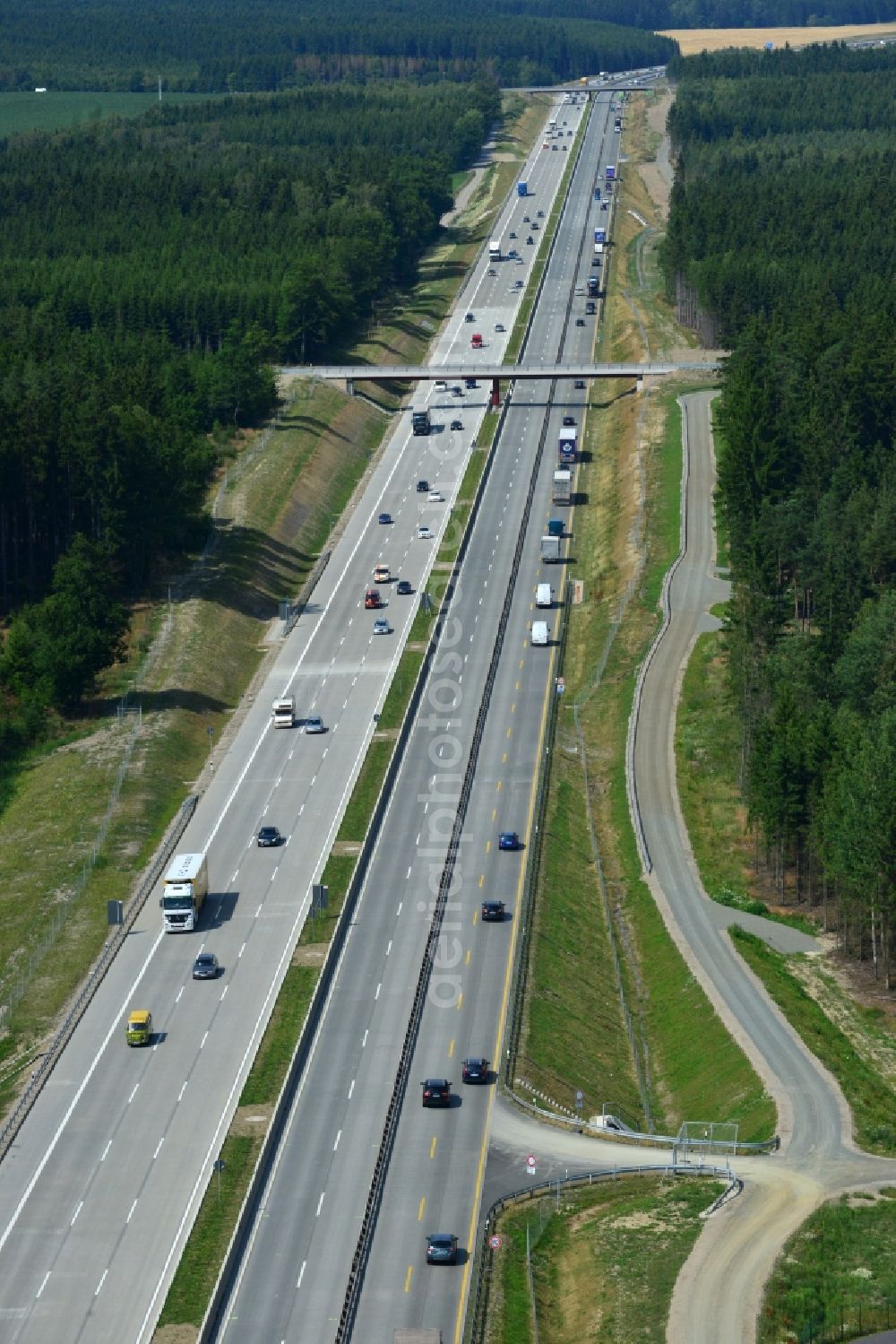 Aerial photograph Pörmitz - Buildings and route of the motorway A9 motorway with four lanes now. Currently, reconstruction, expansion and new construction work is underway for the six-lane expansion of Highway 9 near Poermitz by Wayss & Freytag Ingenieurbau and EUROVIA VINCI in Thuringia