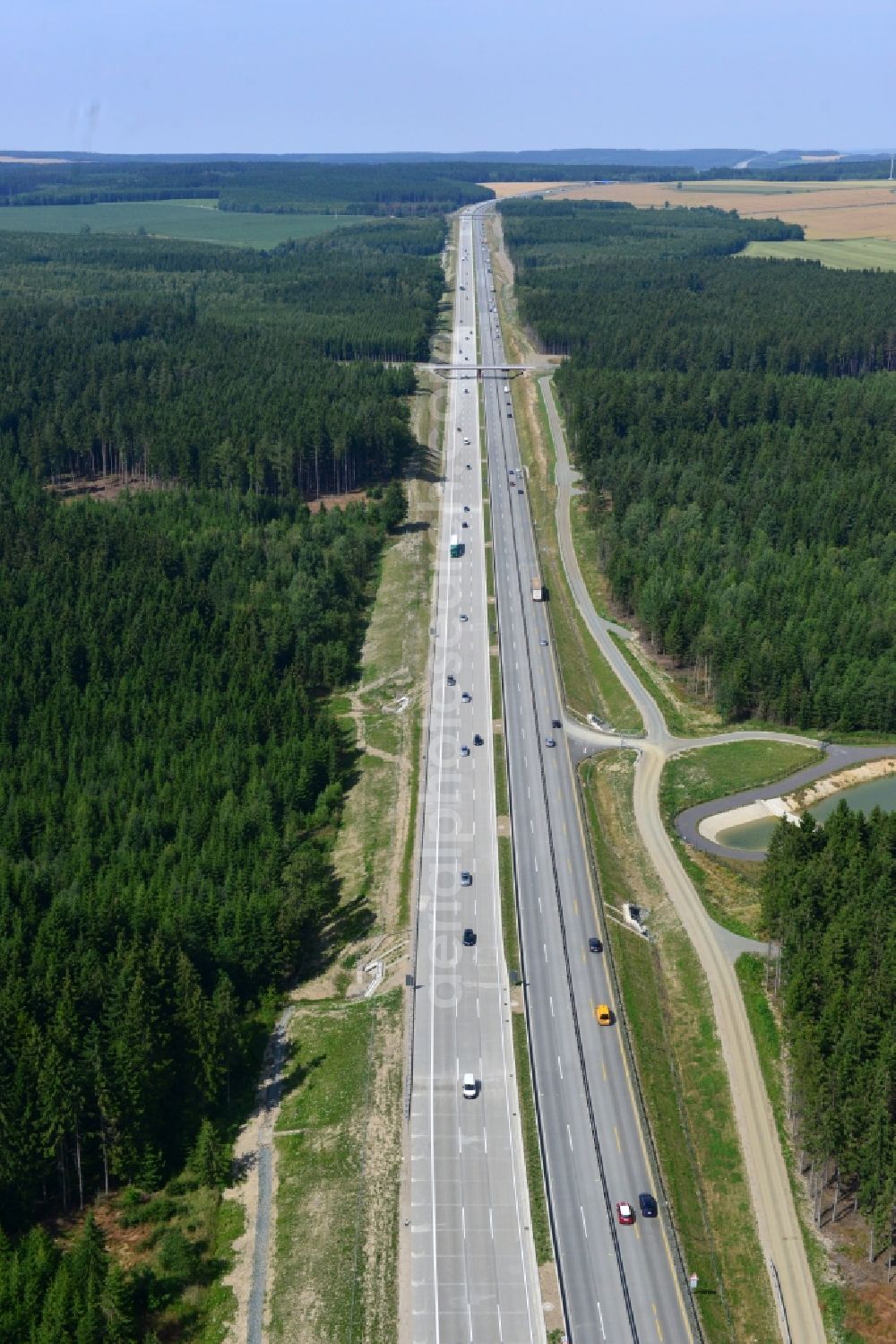 Pörmitz from the bird's eye view: Buildings and route of the motorway A9 motorway with four lanes now. Currently, reconstruction, expansion and new construction work is underway for the six-lane expansion of Highway 9 near Poermitz by Wayss & Freytag Ingenieurbau and EUROVIA VINCI in Thuringia