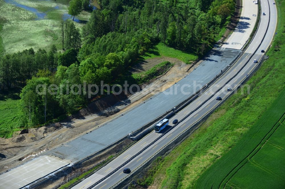 Aerial photograph Schleiz - Buildings and route of the motorway A9 motorway with four lanes now. Currently, reconstruction, expansion and new construction work is underway for the six-lane expansion of Highway 9 between Triptis and Schleiz by Wayss & Freytag Ingenieurbau and EUROVIA VINCI in Thuringia