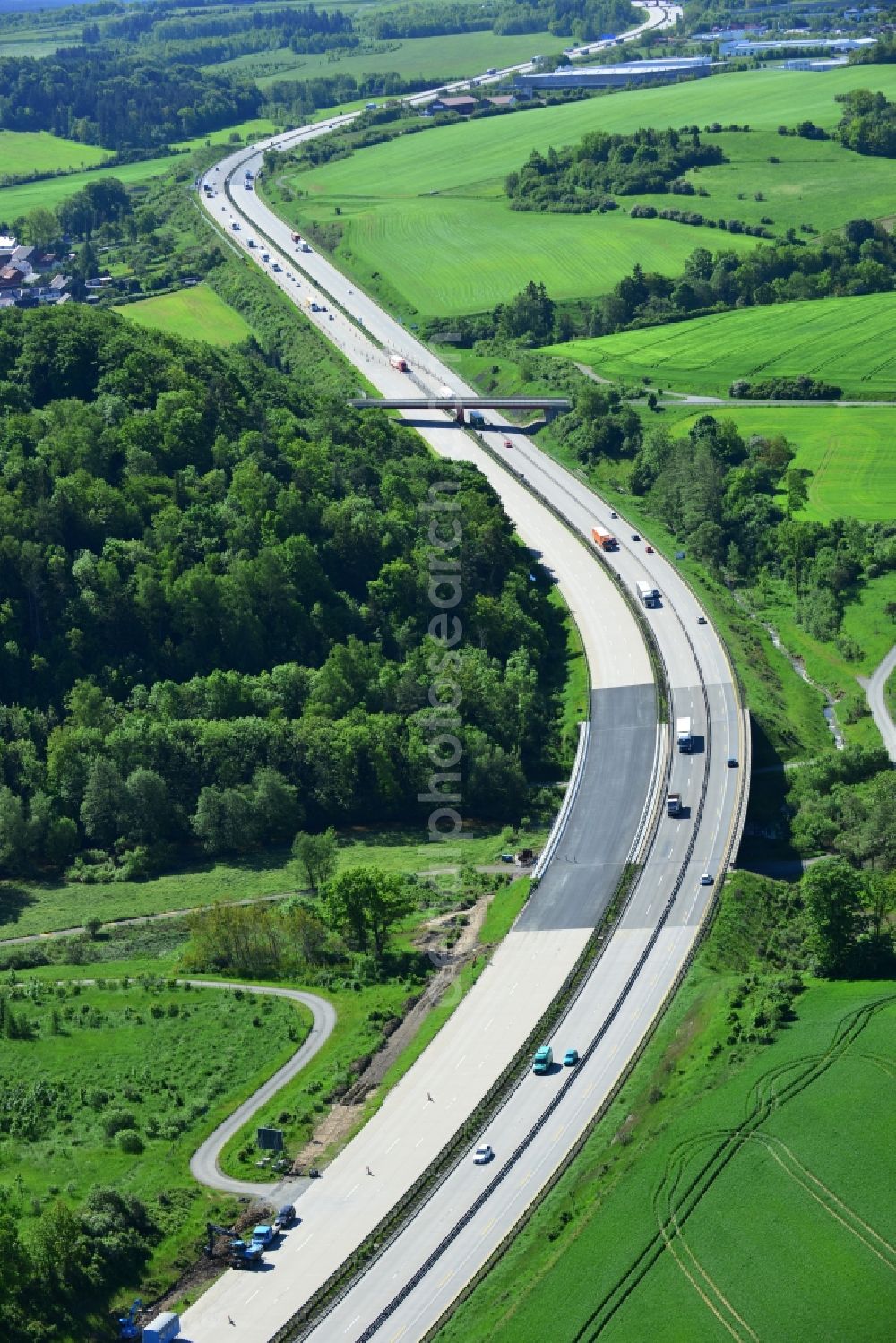 Schleiz from the bird's eye view: Buildings and route of the motorway A9 motorway with four lanes now. Currently, reconstruction, expansion and new construction work is underway for the six-lane expansion of Highway 9 between Triptis and Schleiz by Wayss & Freytag Ingenieurbau and EUROVIA VINCI in Thuringia