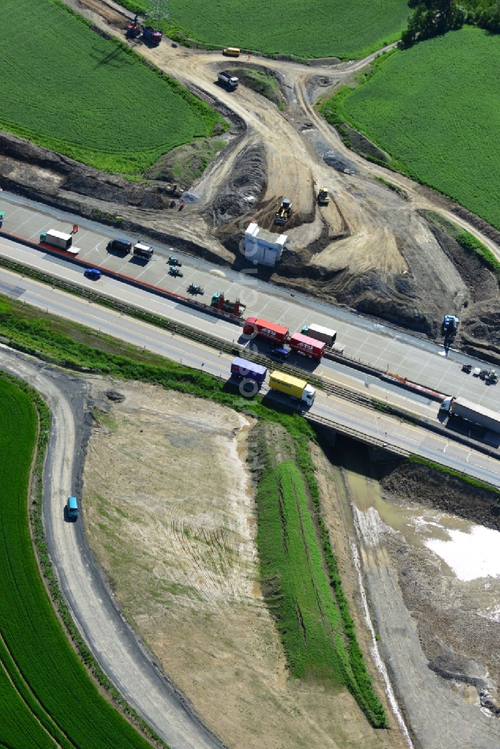 Schleiz from the bird's eye view: Buildings and route of the motorway A9 motorway with four lanes now. Currently, reconstruction, expansion and new construction work is underway for the six-lane expansion of Highway 9 between Triptis and Schleiz by Wayss & Freytag Ingenieurbau and EUROVIA VINCI in Thuringia