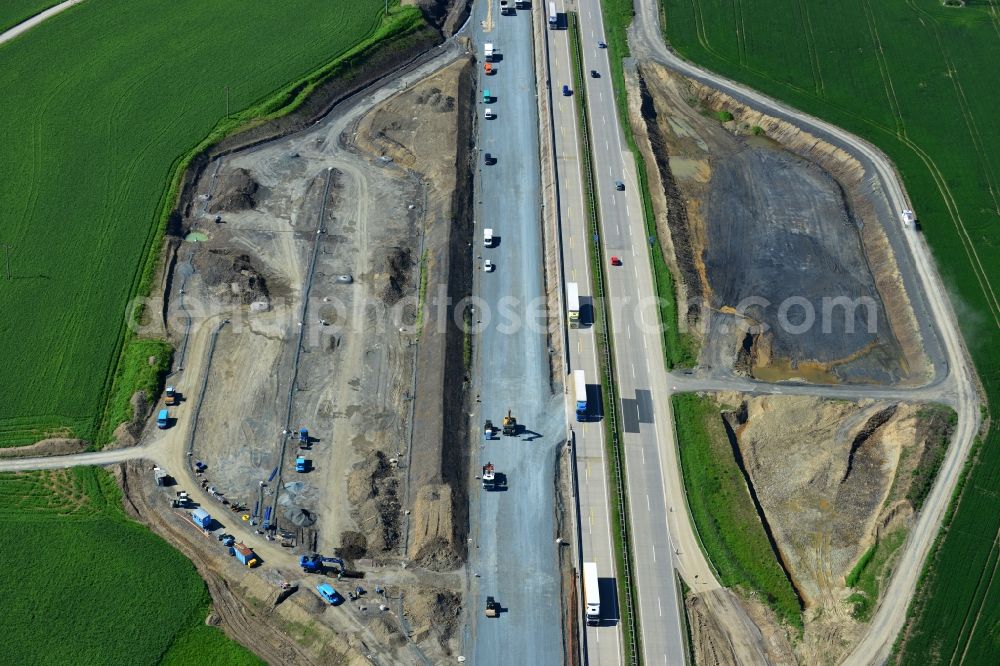 Schleiz from the bird's eye view: Buildings and route of the motorway A9 motorway with four lanes now. Currently, reconstruction, expansion and new construction work is underway for the six-lane expansion of Highway 9 between Triptis and Schleiz by Wayss & Freytag Ingenieurbau and EUROVIA VINCI in Thuringia