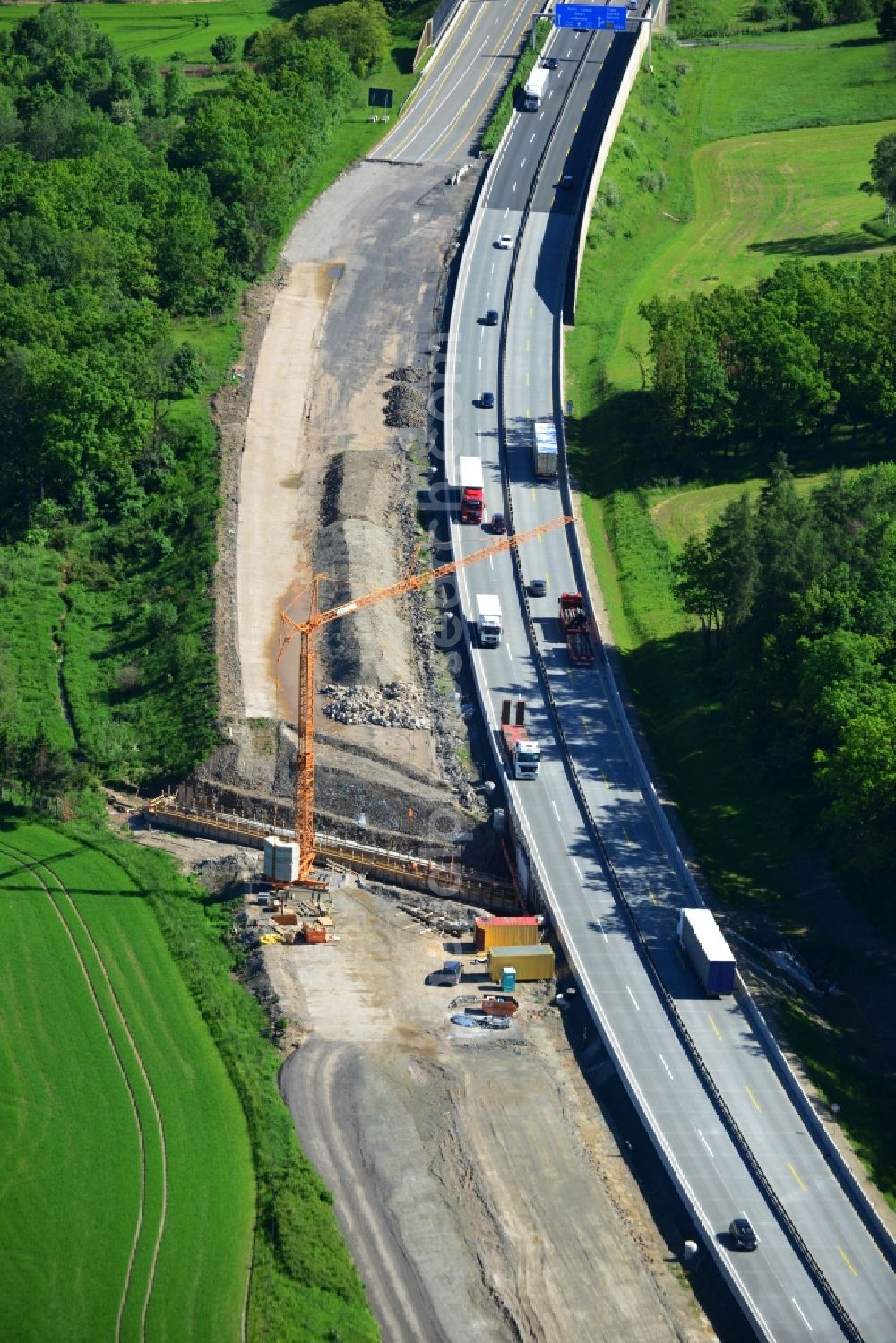 Triptis from the bird's eye view: Buildings and route of the motorway A9 motorway with four lanes now. Currently, reconstruction, expansion and new construction work is underway for the six-lane expansion of Highway 9 between Triptis and Schleiz by Wayss & Freytag Ingenieurbau and EUROVIA VINCI in Thuringia