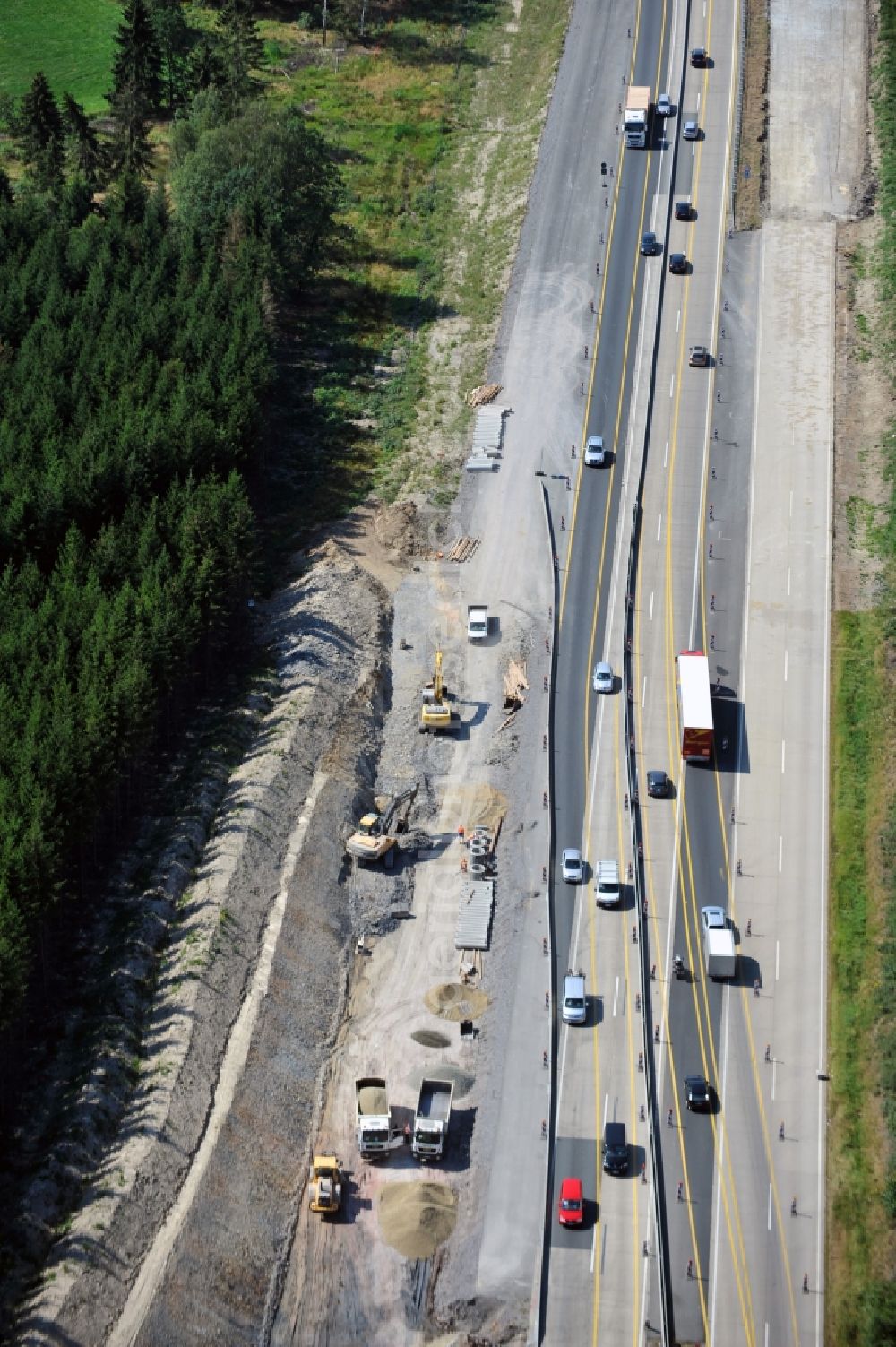 Aerial photograph Wüstenwetzdorf - Buildings and route of the motorway A9 motorway with four lanes now. Currently, reconstruction, expansion and new construction work is underway for the six-lane expansion of Highway 9 between Triptis and Schleiz by Wayss & Freytag Ingenieurbau and EUROVIA VINCI in Thuringia