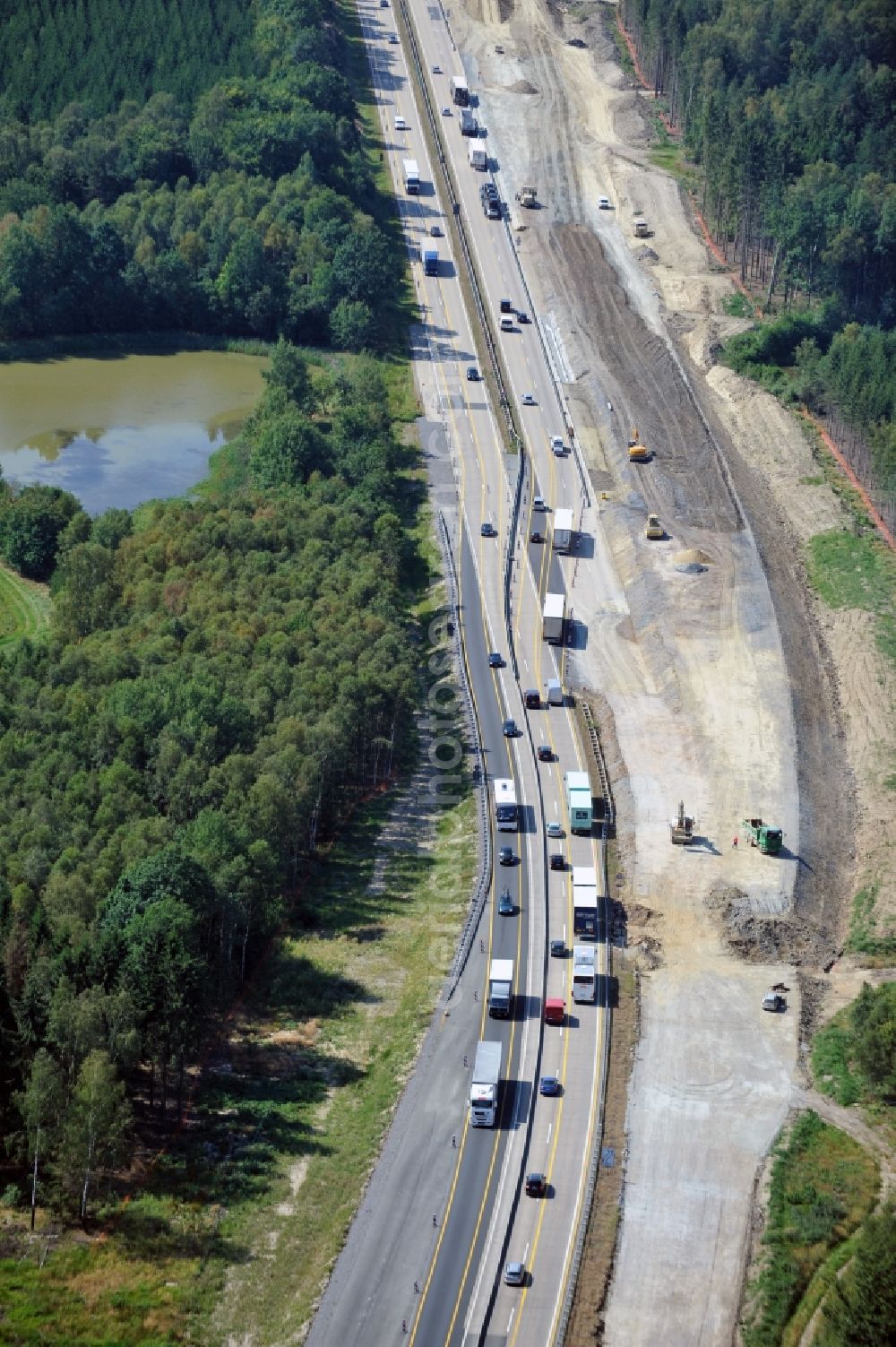 Wüstenwetzdorf from above - Buildings and route of the motorway A9 motorway with four lanes now. Currently, reconstruction, expansion and new construction work is underway for the six-lane expansion of Highway 9 between Triptis and Schleiz by Wayss & Freytag Ingenieurbau and EUROVIA VINCI in Thuringia