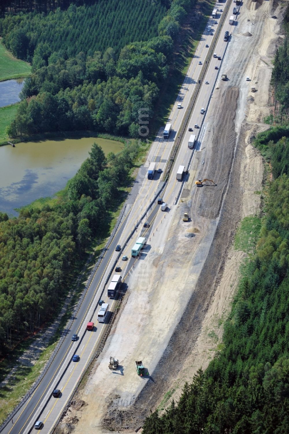 Wüstenwetzdorf from the bird's eye view: Buildings and route of the motorway A9 motorway with four lanes now. Currently, reconstruction, expansion and new construction work is underway for the six-lane expansion of Highway 9 between Triptis and Schleiz by Wayss & Freytag Ingenieurbau and EUROVIA VINCI in Thuringia