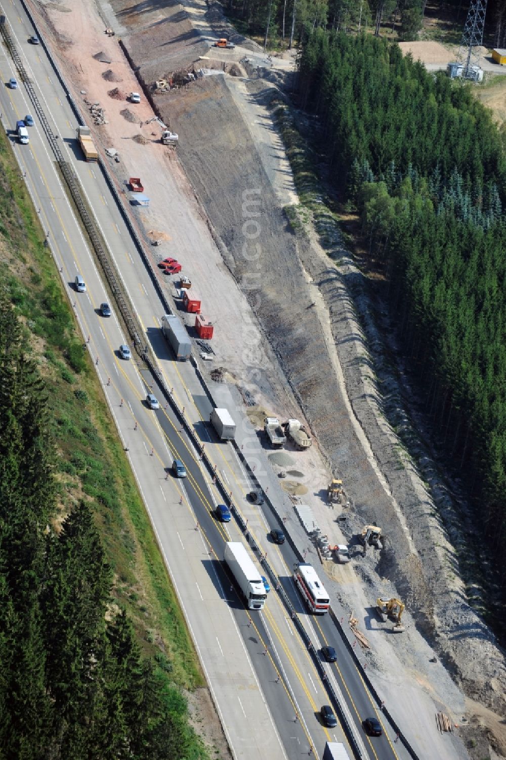 Aerial photograph Wüstenwetzdorf - Buildings and route of the motorway A9 motorway with four lanes now. Currently, reconstruction, expansion and new construction work is underway for the six-lane expansion of Highway 9 between Triptis and Schleiz by Wayss & Freytag Ingenieurbau and EUROVIA VINCI in Thuringia