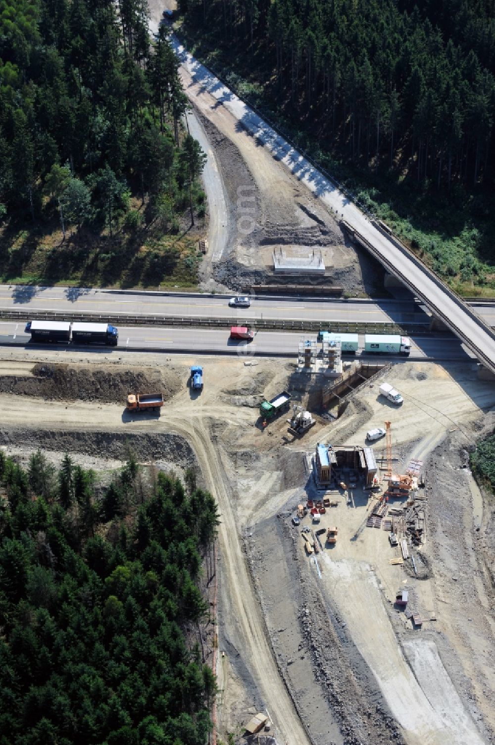 Wüstenwetzdorf from the bird's eye view: Buildings and route of the motorway A9 motorway with four lanes now. Currently, reconstruction, expansion and new construction work is underway for the six-lane expansion of Highway 9 between Triptis and Schleiz by Wayss & Freytag Ingenieurbau and EUROVIA VINCI in Thuringia