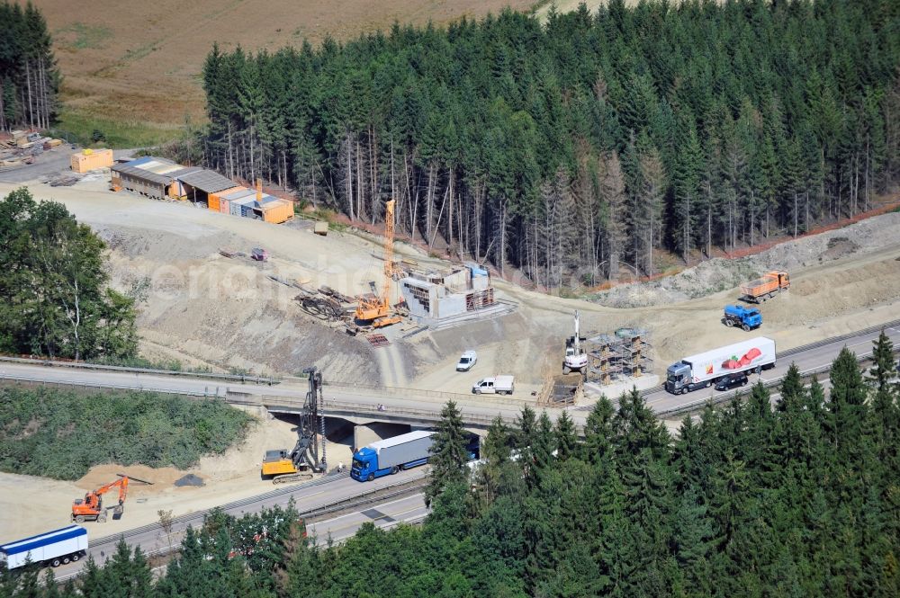 Wüstenwetzdorf from the bird's eye view: Buildings and route of the motorway A9 motorway with four lanes now. Currently, reconstruction, expansion and new construction work is underway for the six-lane expansion of Highway 9 between Triptis and Schleiz by Wayss & Freytag Ingenieurbau and EUROVIA VINCI in Thuringia