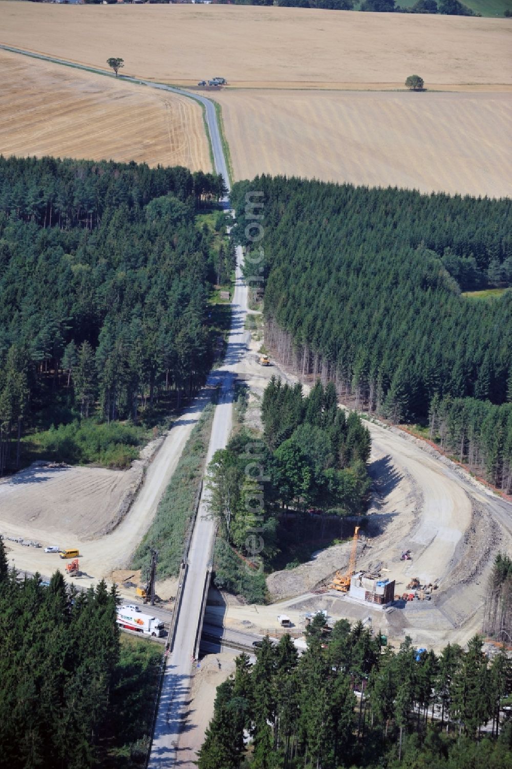 Wüstenwetzdorf from the bird's eye view: Buildings and route of the motorway A9 motorway with four lanes now. Currently, reconstruction, expansion and new construction work is underway for the six-lane expansion of Highway 9 between Triptis and Schleiz by Wayss & Freytag Ingenieurbau and EUROVIA VINCI in Thuringia